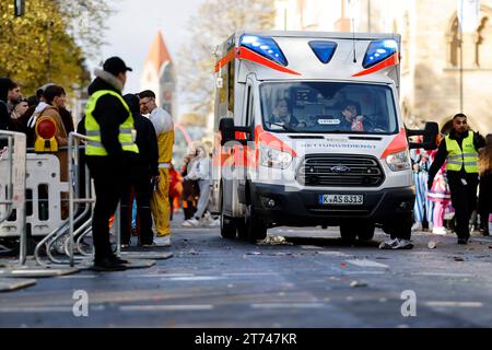 Karnevalsauftakt in Köln: Im Kwartier Latäng und auf der Zülpicher Straße im Studentenviertel feiern verkleidete Jecken und Karnevalisten in Kostümen den Beginn der heißen Phase des Kölner Karneval mit dem Elften Elften und dem Startschuss um Elf Uhr Elf. Das Viertel ist oft an Karneval überfüllt. Im Bild ein Krankenwagen auf der Roonstraße. Köln, 11.11.2023 NRW Deutschland *** Karnevalsauftakt in Köln im Kwartier Latäng und an der Zülpicher Straße im Studentenviertel feiern verkleidete Feiernde und Karnevalsfreunde im Kostüm den Beginn der heißen Phase des Kölner Karnevals mit dem El Stockfoto