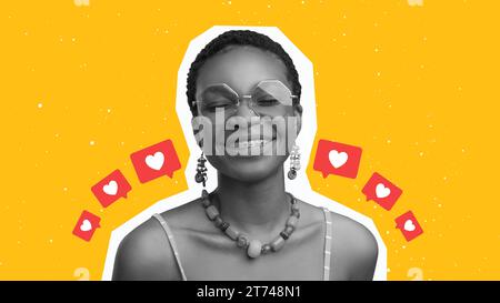 Glückliche afroamerikanerin, die unter Likes posiert, Studio Stockfoto