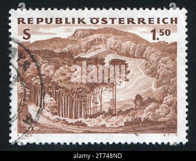 ÖSTERREICH - UM 1962: Briefmarke von Österreich, zeigt Laubwald, um 1962 Stockfoto