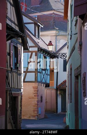 Riquewihr im Elsass, romantische Gasse mit Fachwerkhäusern in einer mittelalterlichen Stadt Stockfoto