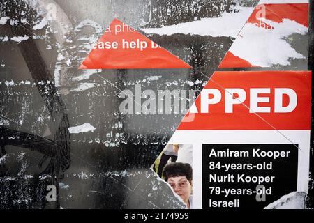 Flyer und Plakate mit den Namen und Gesichtern israelischer Geiseln, die von der Hamas ergriffen wurden, werden am 13. November 2023 in London, England, an einem Telefonkastenfenster gesehen. Stockfoto