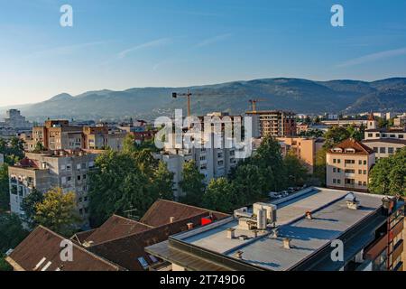 Ein Panoramablick auf das Dach über Banja Luka, die Hauptstadt des Republika Srpska-Teils von Bosnien und Herzegowina Stockfoto