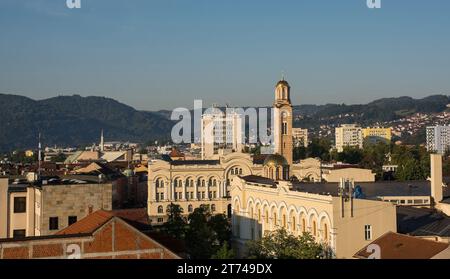 Ein Panoramablick auf das Dach über Banja Luka, Hauptstadt der Republika Srpska, Bosnien und Herzegowina. Christus, der Glockenturm der Erlöserkathedrale, hat Recht Stockfoto