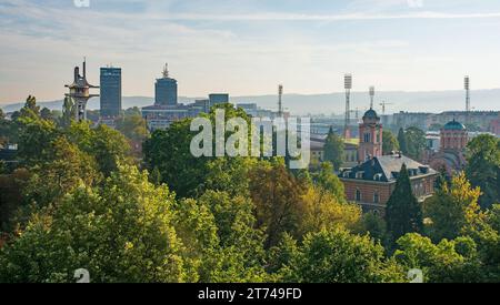 Banja Luka, Hauptstadt der Republika Srpska, Bosnien und Herzegowina. Der Uhrenturm der St. Bonaventure Kathedrale ist links, die orthodoxe Kirche der Heiligen Dreifaltigkeit rechts Stockfoto