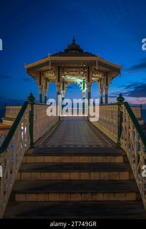 Der Bandstand in der blauen Stunde kurz nach Sonnenuntergang an der Küste in Brighton, Sussex, England, Großbritannien Stockfoto