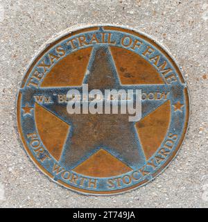 Fort Worth, Texas – 4. November 2023: der texas Trail of Fame ehrt Buffalo Bill Cody mit einem Schild auf Walk of Fame in Fort Worth Stockyards. Stockfoto