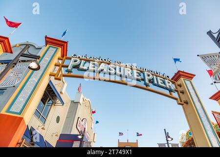 Galveston, USA - 28. Oktober 2023: Pleasure Pier in Galveston Island im Nachmittagslicht, Texas, USA. Stockfoto