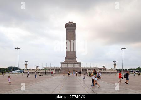 Peking, China - August 08 2018: Das Denkmal für die Volkshelden ist ein zehnstöckiger Obelisk, der als nationales Denkmal des Volksherds errichtet wurde Stockfoto