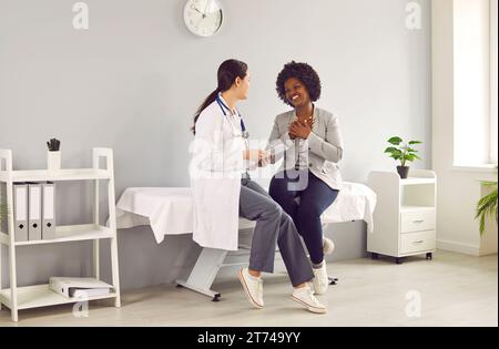 Arztpraztin diskutiert über Patientendiagnose Stockfoto