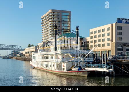 New Orleans, USA - 27. Oktober 2023: Morgenblick auf den Mississippi-Raddampfer Creole Queen am Pier in New Orleans. Stockfoto