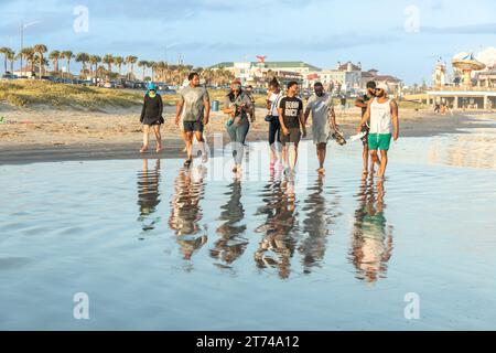 Galveston, USA - 28. Oktober 2023: Die Menschen genießen den wunderschönen Strand bei Sonnenuntergang am Pleasure Pier in Galveston Island, Texas, USA. Stockfoto