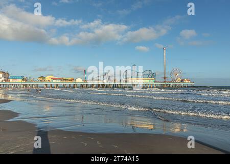 Galveston, USA - 28. Oktober 2023: Pleasure Pier in Galveston Island im Nachmittagslicht, Texas, USA. Stockfoto