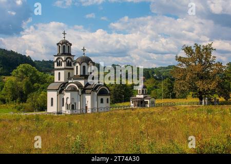 Die orthodoxe Kirche der Fürsprache der Heiligen Mutter Gottes außerhalb des Dorfes Rastusa, Gemeinde Teslic, Region Doboj, Republika Srpska, Bosnien Stockfoto