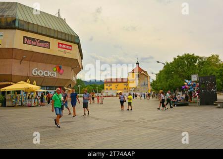 Banja Luka, Bosnien - 3. September 2023. Jevrejska Straße in Banja Luka. Republika Srpska, Bosnien und Herzegowina. Krivi Sat, die krumme Uhr, richtig Stockfoto