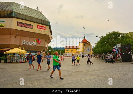 Banja Luka, Bosnien - 3. September 2023. Jevrejska Straße in Banja Luka. Republika Srpska, Bosnien und Herzegowina. Krivi Sat, die krumme Uhr, richtig Stockfoto