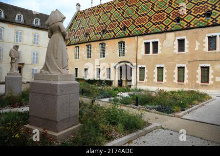 Statuen von Nicolas Rollin, Kanzler des Herzogs von Burgund, und seiner Frau Guignone de Salins im Parterre des Hospizes, das von ihnen im Jahr 1 gegründet wurde Stockfoto