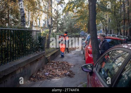 Belgrad, Serbien, 07. November 2023: Mitarbeiter des öffentlichen Dienstes räumen Herbstlaub ab Stockfoto