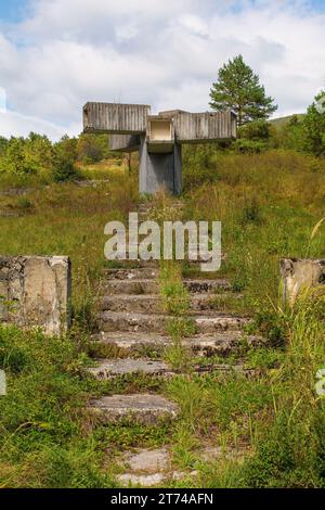 Bravsko, Bosnien - 5. September 2023. Ein Partisanendenkmal aus der jugoslawischen Zeit des 2. Weltkriegs in Bransko in der Gemeinde Bosanski Petrovac im Kanton Una-Sana, Bosnien Stockfoto