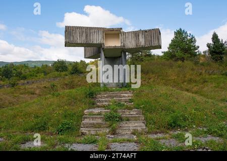 Bravsko, Bosnien - 5. September 2023. Ein Partisanendenkmal aus der jugoslawischen Zeit des 2. Weltkriegs in Bransko in der Gemeinde Bosanski Petrovac im Kanton Una-Sana, Bosnien Stockfoto