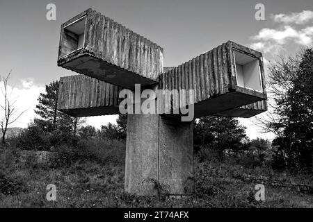 Bravsko, Bosnien - 5. September 2023. Ein Partisanendenkmal aus der jugoslawischen Zeit des 2. Weltkriegs in Bransko in der Gemeinde Bosanski Petrovac im Kanton Una-Sana, Bosnien Stockfoto