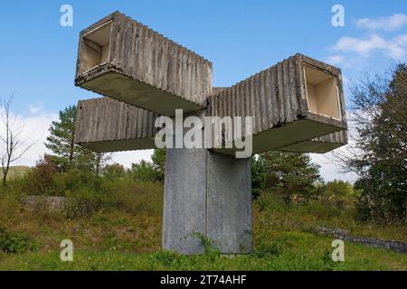 Bravsko, Bosnien - 5. September 2023. Ein Partisanendenkmal aus der jugoslawischen Zeit des 2. Weltkriegs in Bransko in der Gemeinde Bosanski Petrovac im Kanton Una-Sana, Bosnien Stockfoto