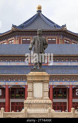 Guangzhou, China - 16. August 2018: Statue von Sun Yat-sen vor der Zhongshan Memorial Hall oder Sun Yat-sen, einem achteckigen Gebäude in Guangzh Stockfoto