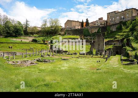 Ruinen des antiken römischen Theaters und der etruskischen Akropolis in Voltera, Italien Stockfoto