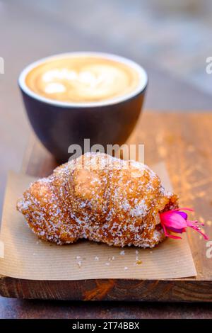 Girona xuixo, xuxo, suso, Katalanisch traditionelles frittiertes süßes, zuckerüberzogenes Frühstücksgebäck gefüllt mit Crema catalana, Girona, Katalonien, Spanien Stockfoto