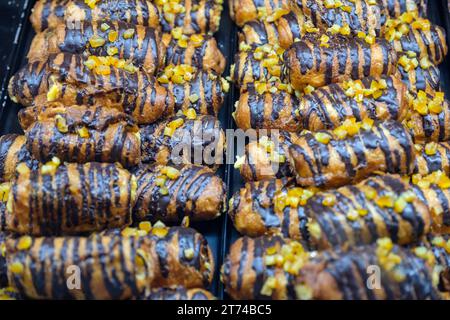 Girona xuixos, xuxos, susos, traditionelles, frittiertes süßes, zuckerüberzogenes Frühstücksgebäck gefüllt mit Crema catalana, Girona, Katalonien, Spanien Stockfoto