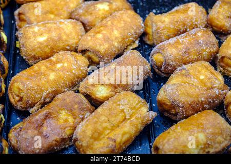 Girona xuixos, xuxos, susos, traditionelles, frittiertes süßes, zuckerüberzogenes Frühstücksgebäck gefüllt mit Crema catalana, Girona, Katalonien, Spanien Stockfoto