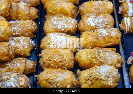 Girona xuixos, xuxos, susos, traditionelles, frittiertes süßes, zuckerüberzogenes Frühstücksgebäck gefüllt mit Crema catalana, Girona, Katalonien, Spanien Stockfoto