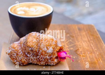 Girona xuixo, xuxo, suso, Katalanisch traditionelles frittiertes süßes, zuckerüberzogenes Frühstücksgebäck gefüllt mit Crema catalana, Girona, Katalonien, Spanien Stockfoto