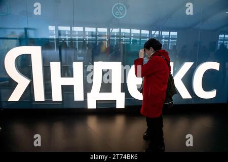 Moskau, Russland. November 2023. Eine Installation in Form des Namens der IT-Firma "Yandex" im Ausstellungspavillon während des Internationalen Ausstellungs-Forums "Russland" auf dem Gebiet des VDNKh-Ausstellungskomplexes in Moskau, Russland Stockfoto