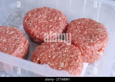Rohe Rinderpastete in einem Plastikbehälter. Nahaufnahme. Stockfoto