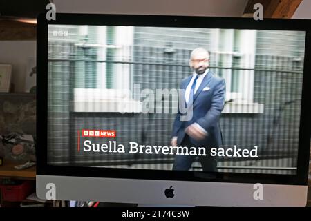 "Suella Braverman entlassen" auf dem Bildschirm des Nachrichtenbildschirms James geschickt ehemaliger Außenminister zieht von Rishi Sunak am 13. November 2023 Großbritannien ins Innenministerium Stockfoto