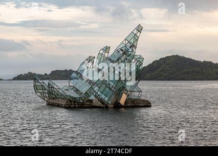 Ein Bild der Skulptur She Lies, entworfen von Monica Bonvicini im Jahr 2007, schwimmend im Inneren Oslofjord. Stockfoto