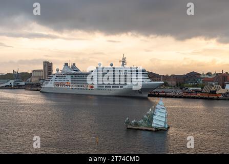 Ein Bild der Silver Dawn Kreuzfahrt und der Skulptur She Lies, entworfen von Monica Bonvicini im Jahr 2007, schwimmend am Inner Oslofjord, bei Sonnenuntergang. Stockfoto