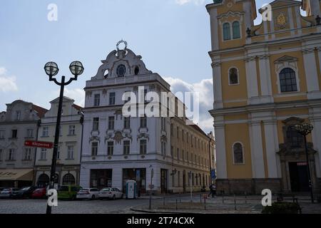 Hradec Kralove, Tschechische Republik - 22. Juli 2023 - der Blick auf den Großen Platz mitten im Sommer Stockfoto