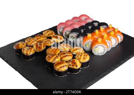 Sushi-Set mit Ingwer und Wasabi auf einem Schieferteller isoliert auf weißem Hintergrund. Fünf Arten von Rollen in einem Satz. Stockfoto