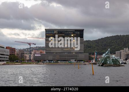 Ein Bild des Munch Museums und der Skulptur She Lies, entworfen von Monica Bonvicini im Jahr 2007. Stockfoto