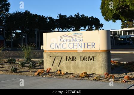 COSTA MESA, KALIFORNIEN - 12. November 2023: Schild für das Civic Center am Fair Drive Eingang zum Rathaus und zum Polizeiamt. Stockfoto