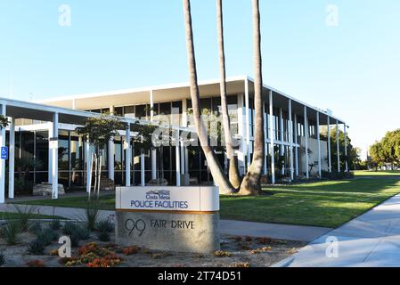 COSTA MESA, KALIFORNIEN - 12. November 2023: Policie Facilities unterzeichnen sich am Fair Drive im Costa Mesa Civic Center. Stockfoto