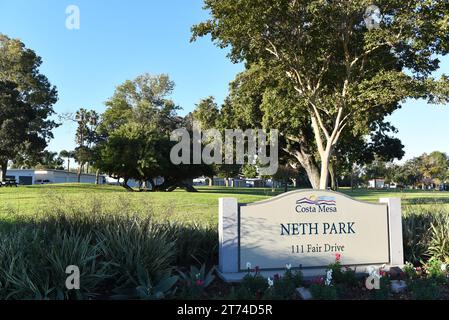 COSTA MESA, KALIFORNIEN - 12. November 2023: Der Neth Park neben dem Polizeiamt ist nach seinem am längsten bestellten Polizeichef benannt. Stockfoto