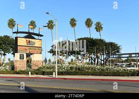 COSTA MESA, KALIFORNIEN - 12. November 2023: Der Eingang zum OC Fair and Event Center, am Fair Drive. Stockfoto