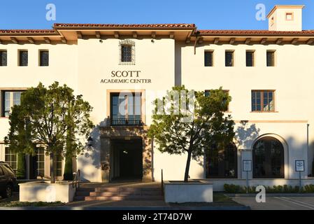 COSTA MESA, KALIFORNIEN - 12. November 2023: Gebäude des Scott Academic Center auf dem Campus der Vanguard University, dem ersten 4-jährigen College in Orange County Stockfoto