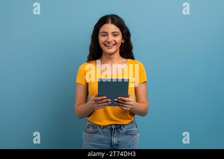 Fröhliche Indische Dame Mit Digital Tablet Für Nachrichten Mit Freunden Stockfoto