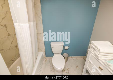 Innenraum des Badezimmers mit Dusche im Hotel, mit Toilette und Kosmetikbereich mit Handtüchern. Miami Beach. USA. Stockfoto