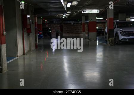 Parken in einem Wohngebäude. Überdachte Tiefgarage für Autos, es gibt einen Platz für eine Inschrift Stockfoto