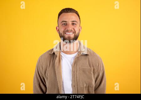Ein lächelnder, gutaussehender europäer mit Bart im lässigen Blick in die Kamera Stockfoto