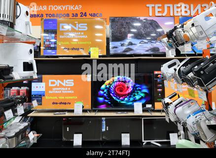 Moskau, Russland - 11. November. 2023. Fernsehen im DNS-Netzgeschäft, in dem Haushaltsgeräte im Zelenograd verkauft werden Stockfoto